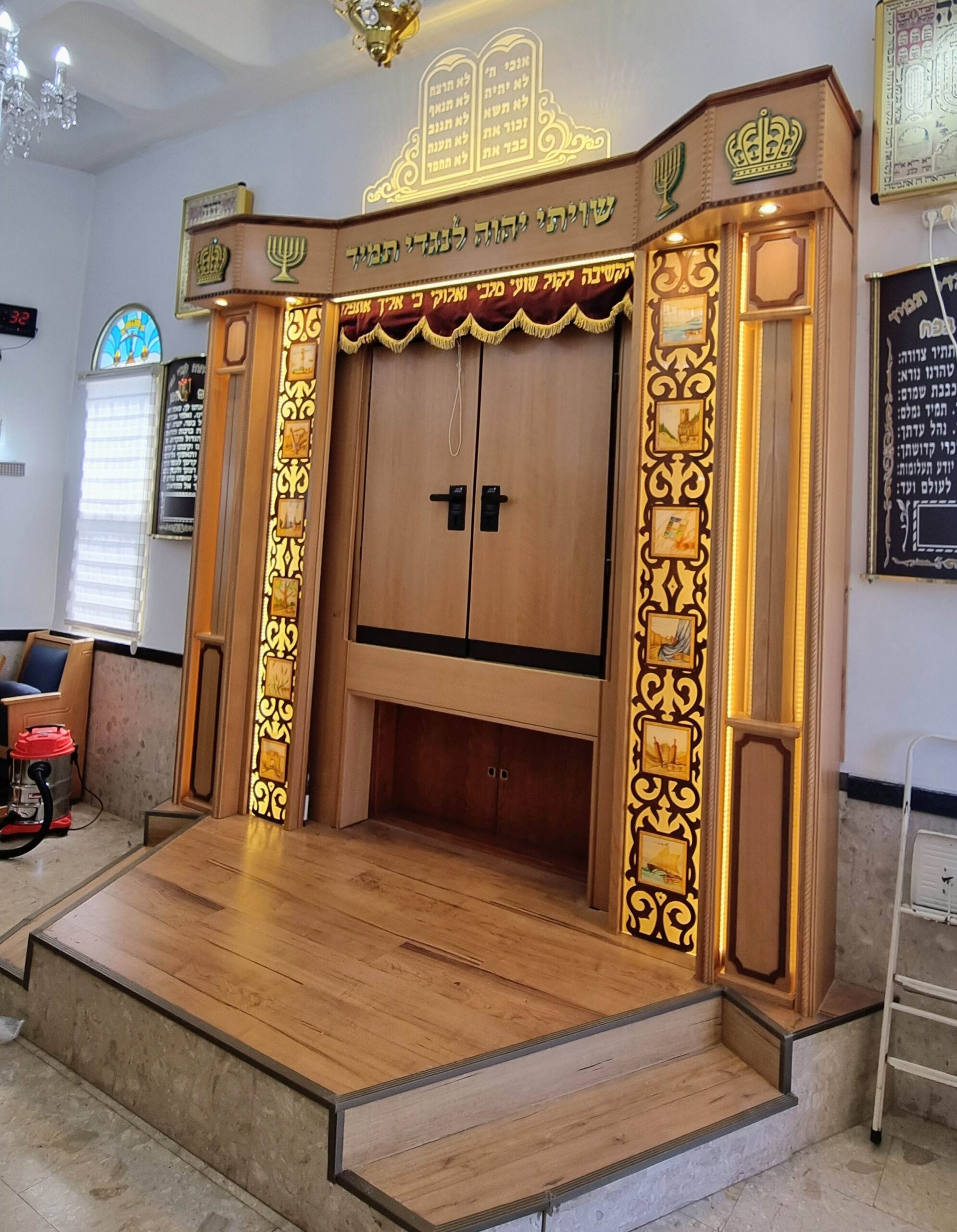 ארון קודש בית כנסת שערי ציון נהריה – תמונה 4
